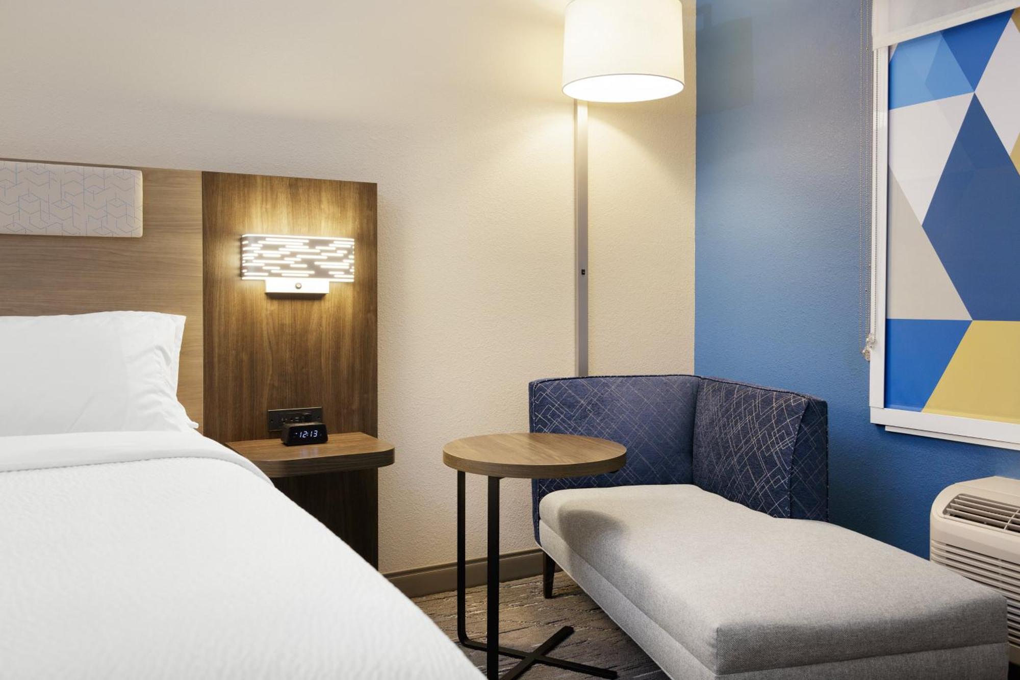 Holiday Inn Express Hotel & Suites Terre Haute By Ihg Exterior photo