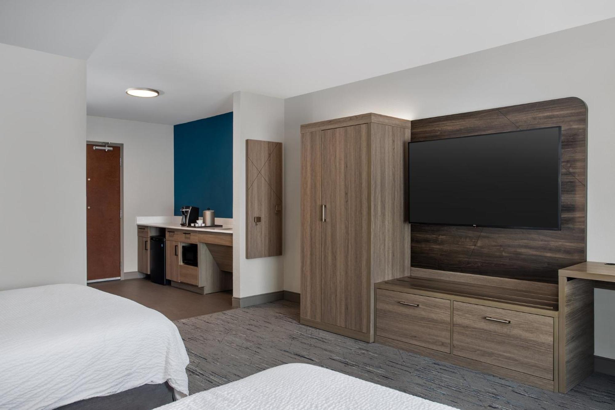 Holiday Inn Express Hotel & Suites Terre Haute By Ihg Exterior photo