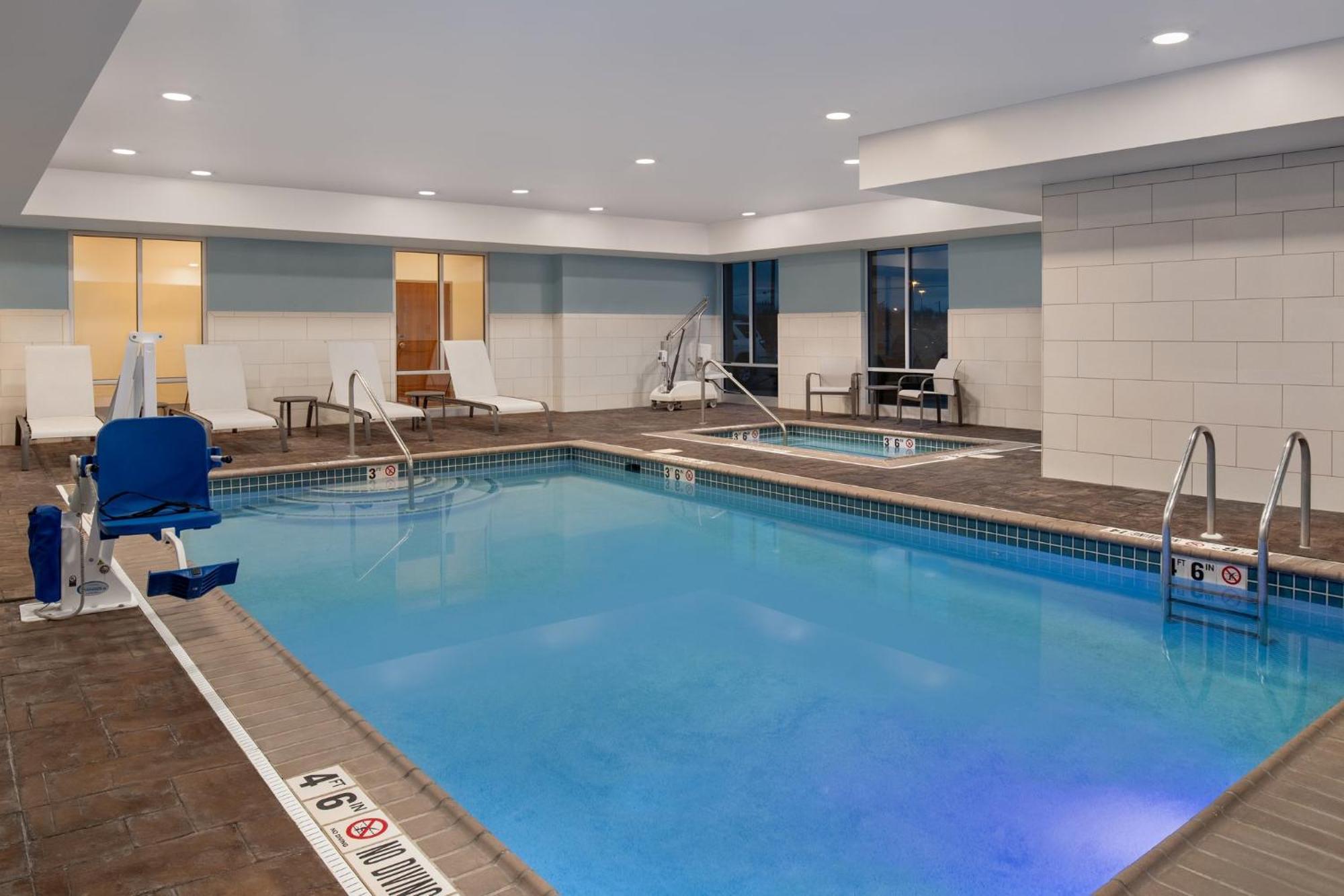 Holiday Inn Express Hotel & Suites Terre Haute By Ihg Exterior photo
