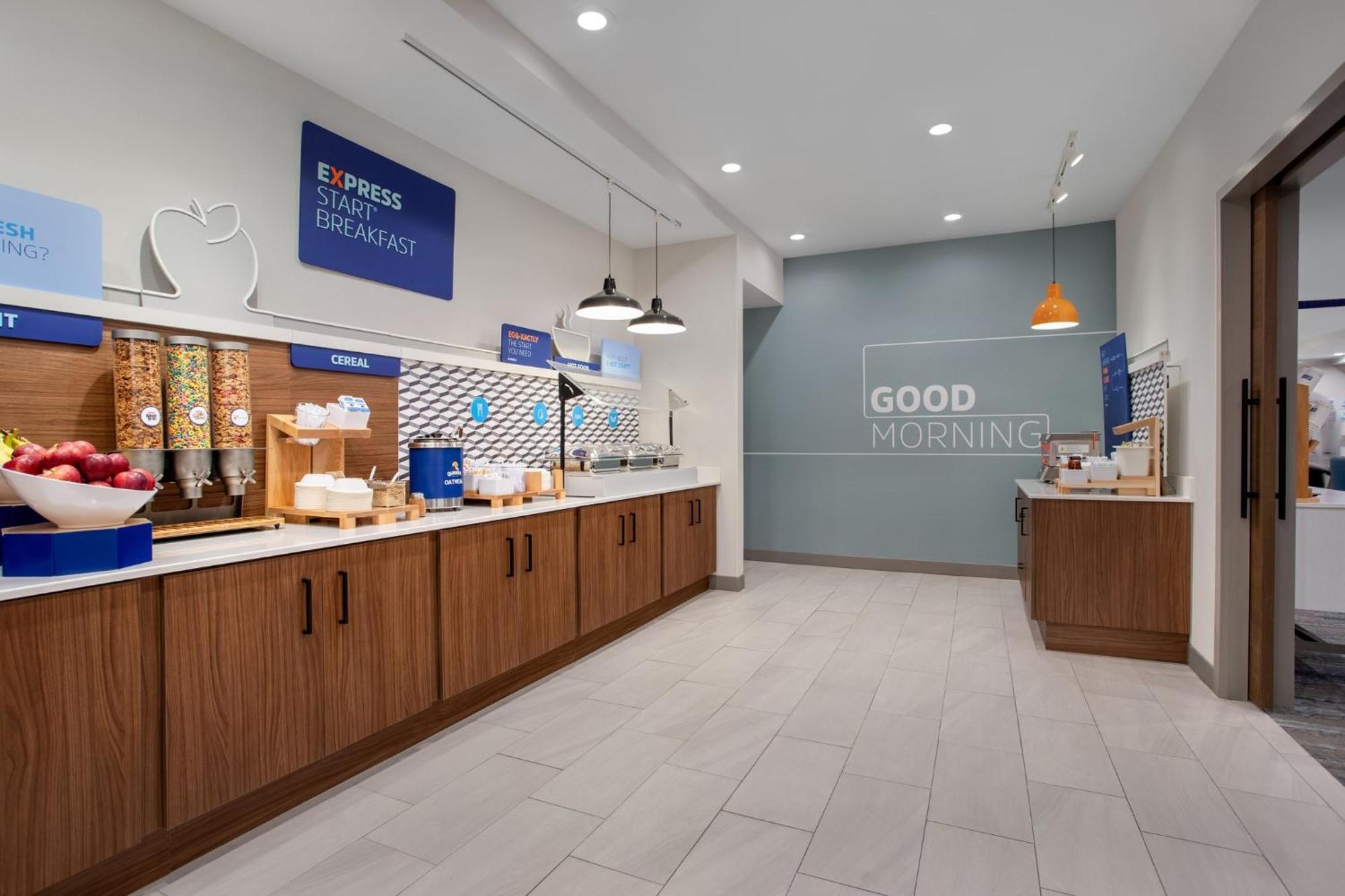 Holiday Inn Express Hotel & Suites Terre Haute By Ihg Exterior photo